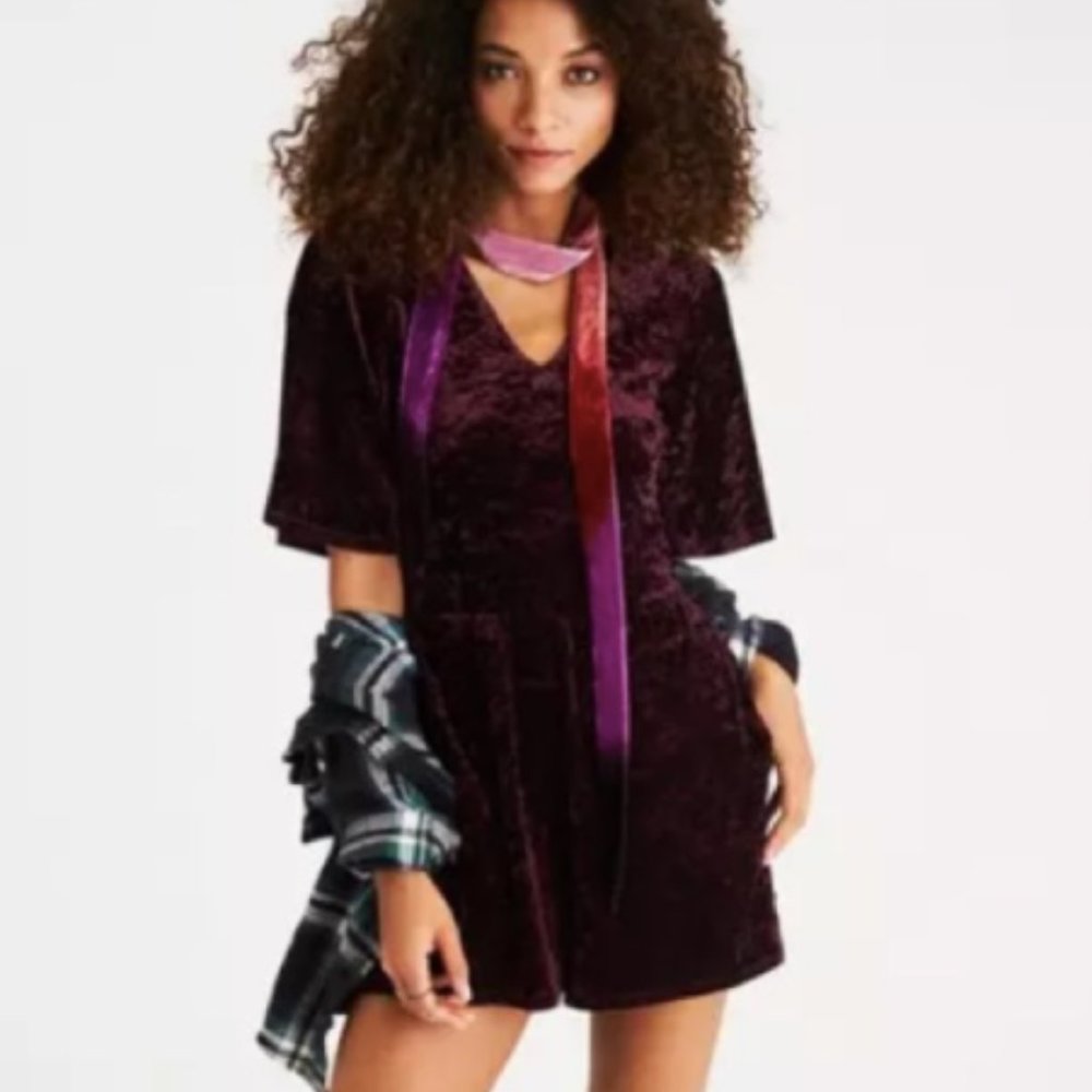 American Eagle Romper short V neck Velvet